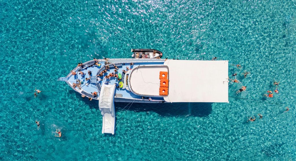 Blaue Lagune: Wasserrutsche erwartet dich ab dem Hafen von Latchi