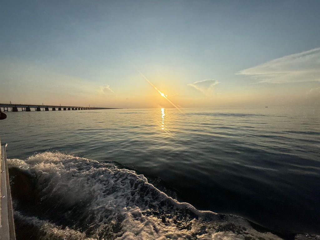 Marathon: Geführte Katamaranfahrt bei Sonnenuntergang mit Champagner