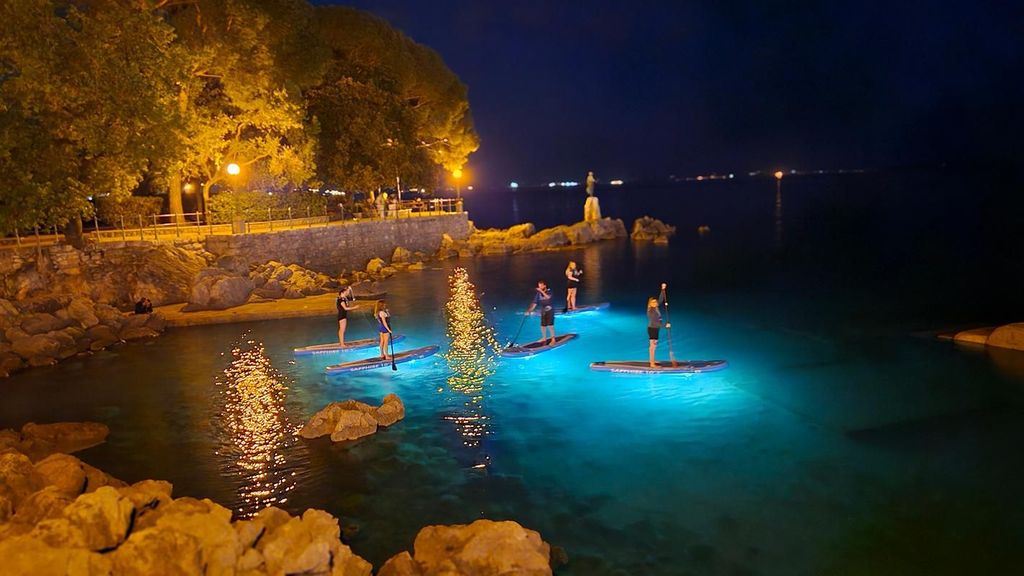 Opatija: Geführtes SUP Paddleboarding Abenteuer bei Nacht