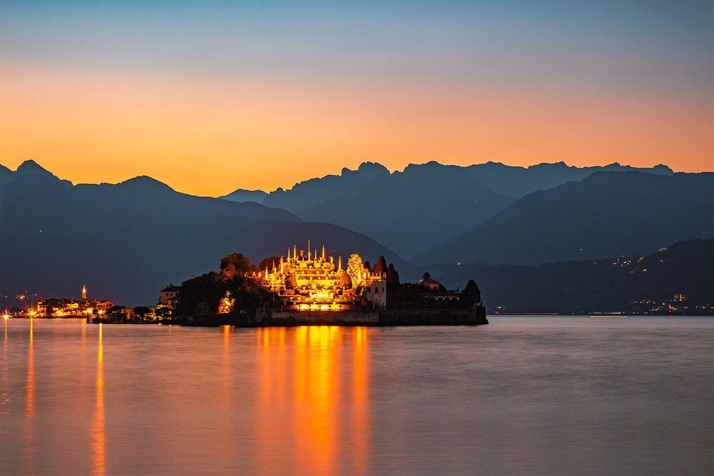 Stresa: Kreuzfahrt zum Lago Maggiore und den Borromäischen Inseln bei Sonnenuntergang
