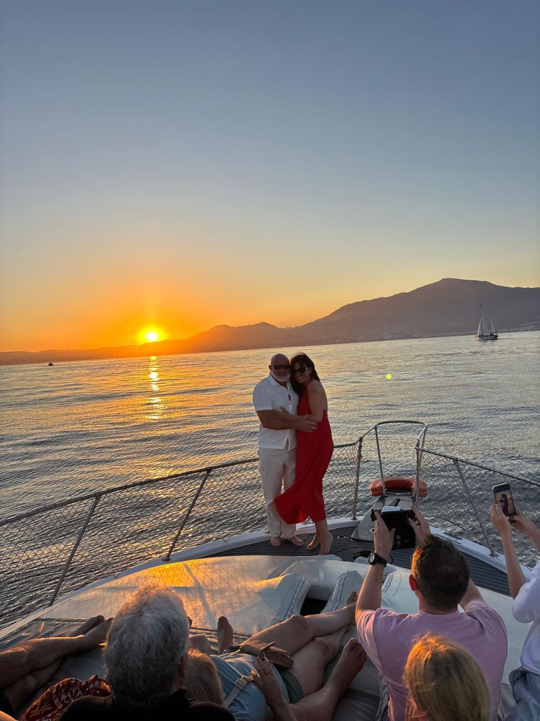 Estepona: Sonnenuntergangsfahrt mit Delfinen, Getränk & Snack