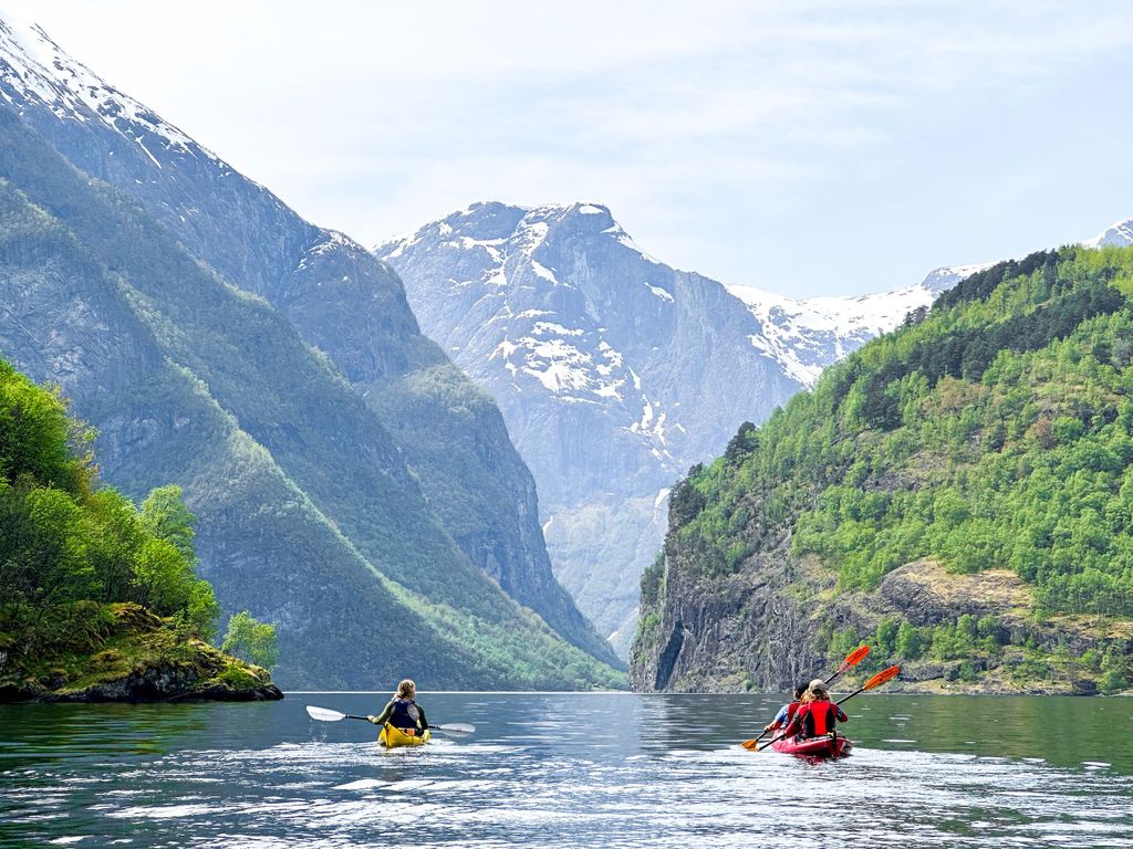 Von Flåm aus: Nærøyfjord 3 Tage Kajak- und Campingtour