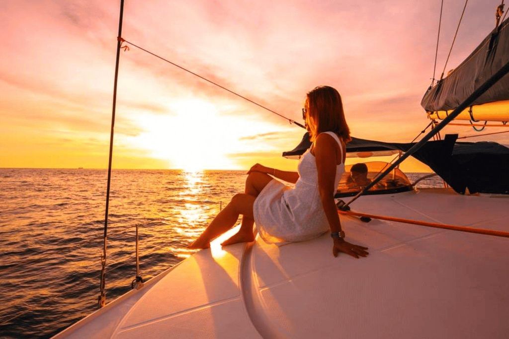 Flucht in die Dämmerung: Katamaranfahrt bei Sonnenuntergang