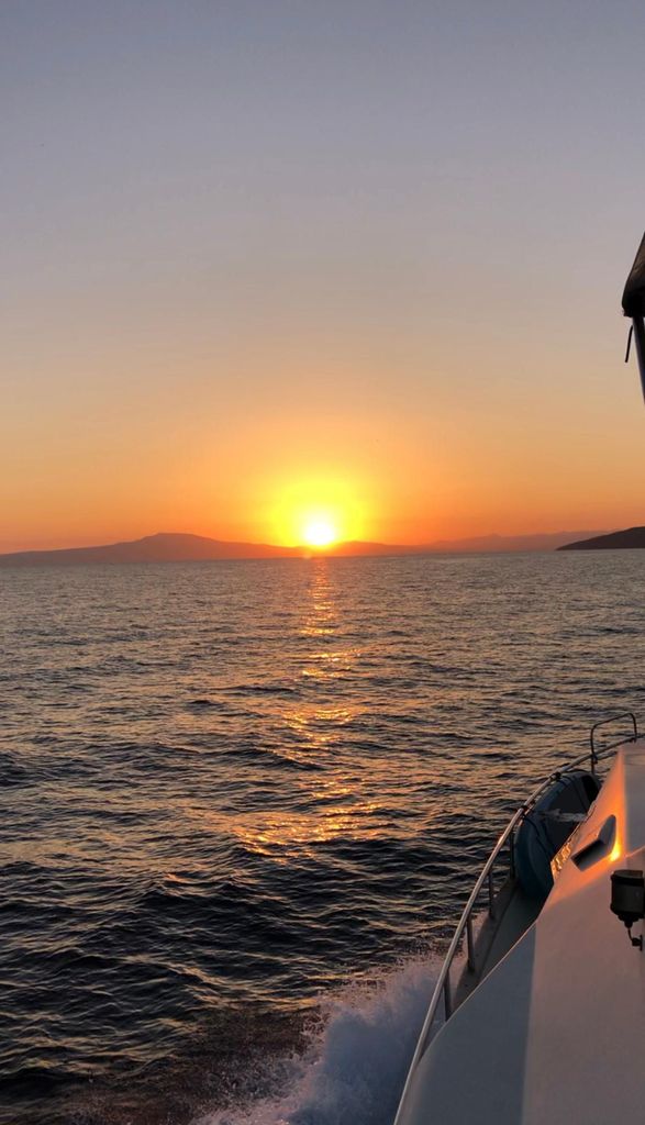Kalamata: 2-stündige Kreuzfahrt bei Sonnenuntergang mit lokalem Wein und Obstsalaten