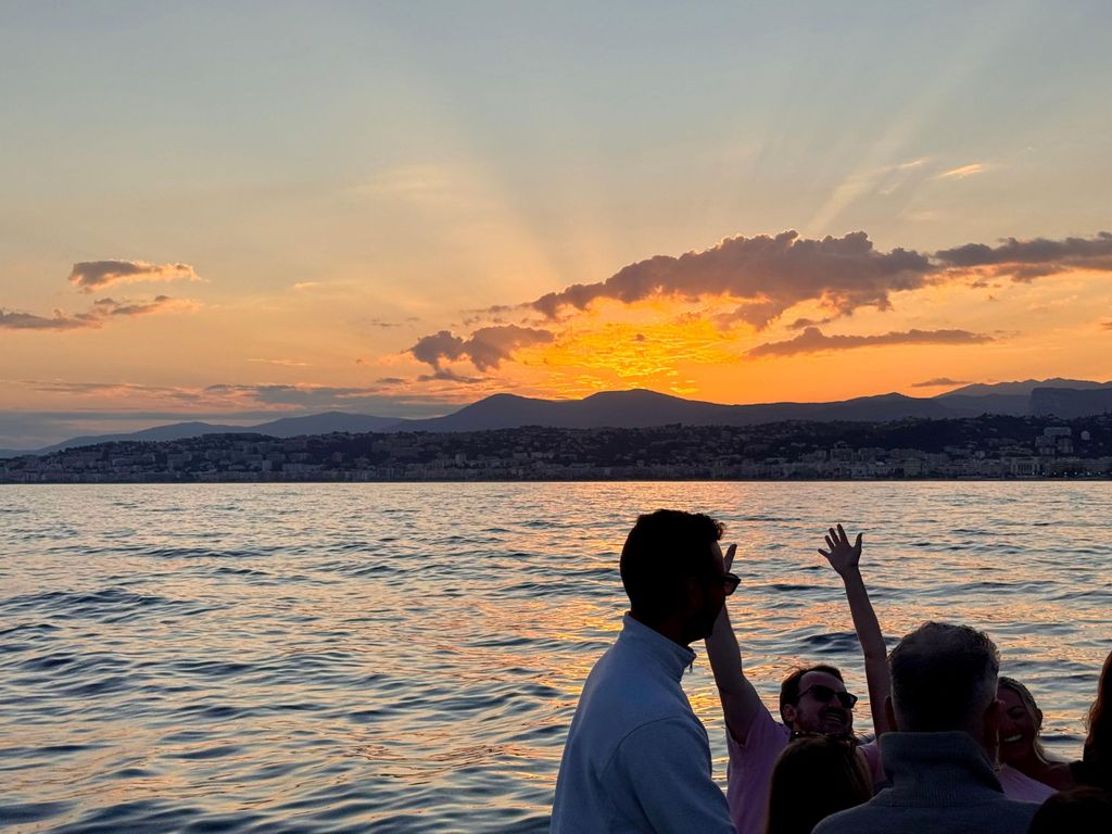 Nizza: Bootstour bei Sonnenuntergang mit Wein und lokalen Snacks