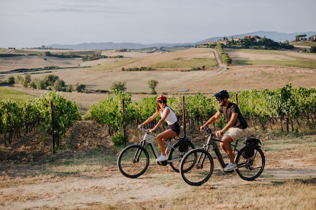 Cortona: Val di Chiana E-Bike Tour mit optionalem Wein-Mittagessen