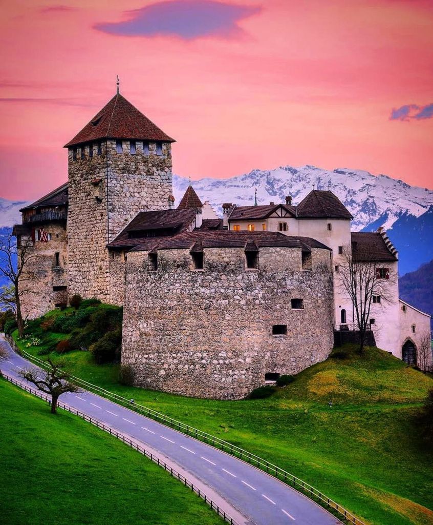 Entdecke 4 Länder an einem Tag ab Basel in kleiner Gruppe