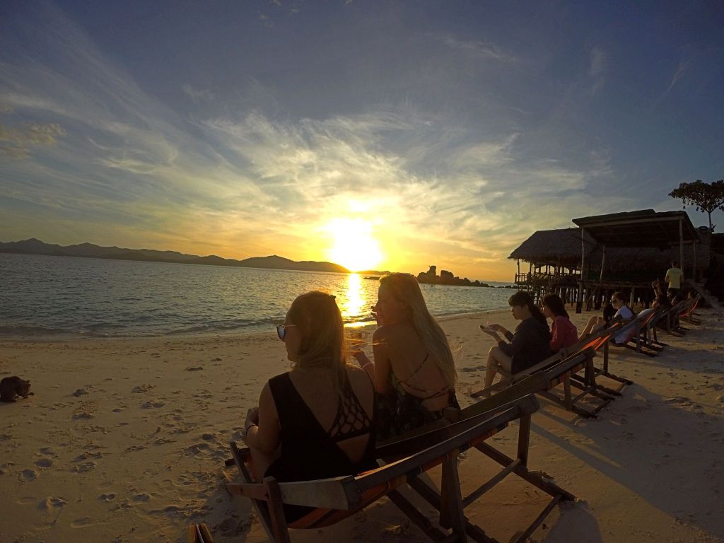 Phuket: Phi Phi Sunrise Bootstour zu den Inseln Bamboo und Khai