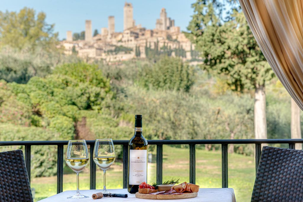 San Gimignano: Mini Wein Tour mit toskanischem Aperitif