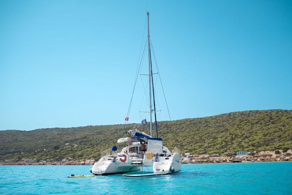 Segle mit dem Katamaran vom Hafen von Sidi Bou Said aus