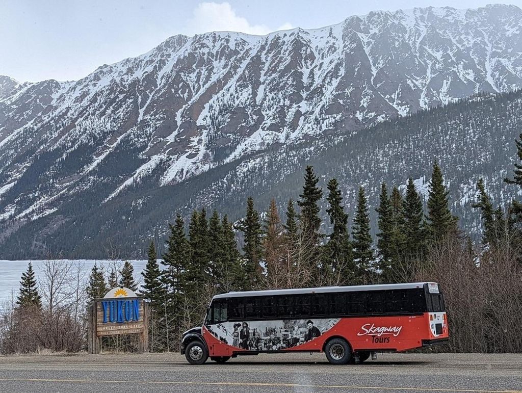 Skagway: Klondike Highway & Yukon Bustour mit Husky-Zwinger