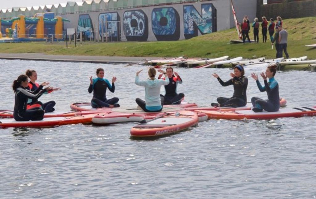 Hove: Stand-up-Paddle-Board-Yoga-Kurs in der Lagune von Hove