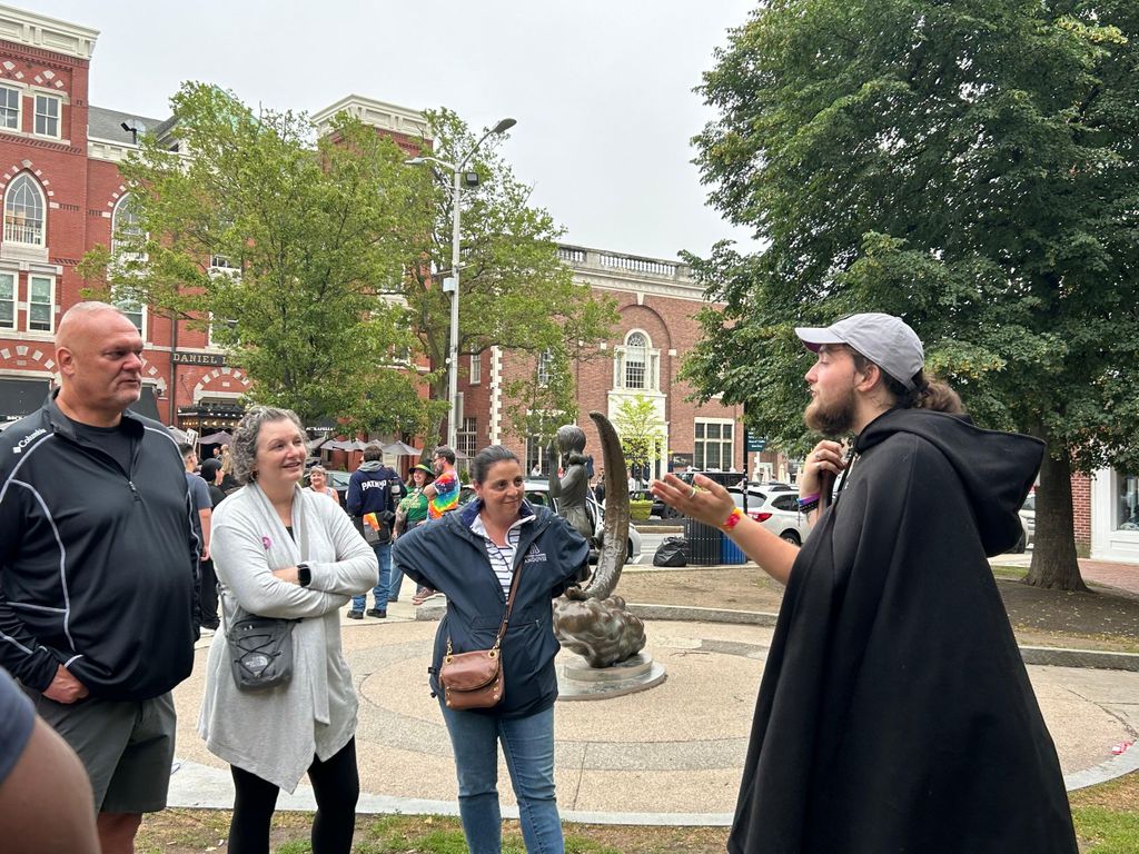 Entdecke die Geschichte von Salem und praktiziere echte Hexerei
