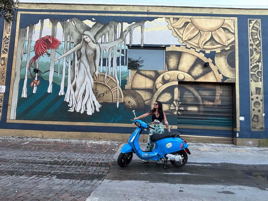 St. Petersburg: Selbstgeführte Vespa-Wandmalerei-Tour