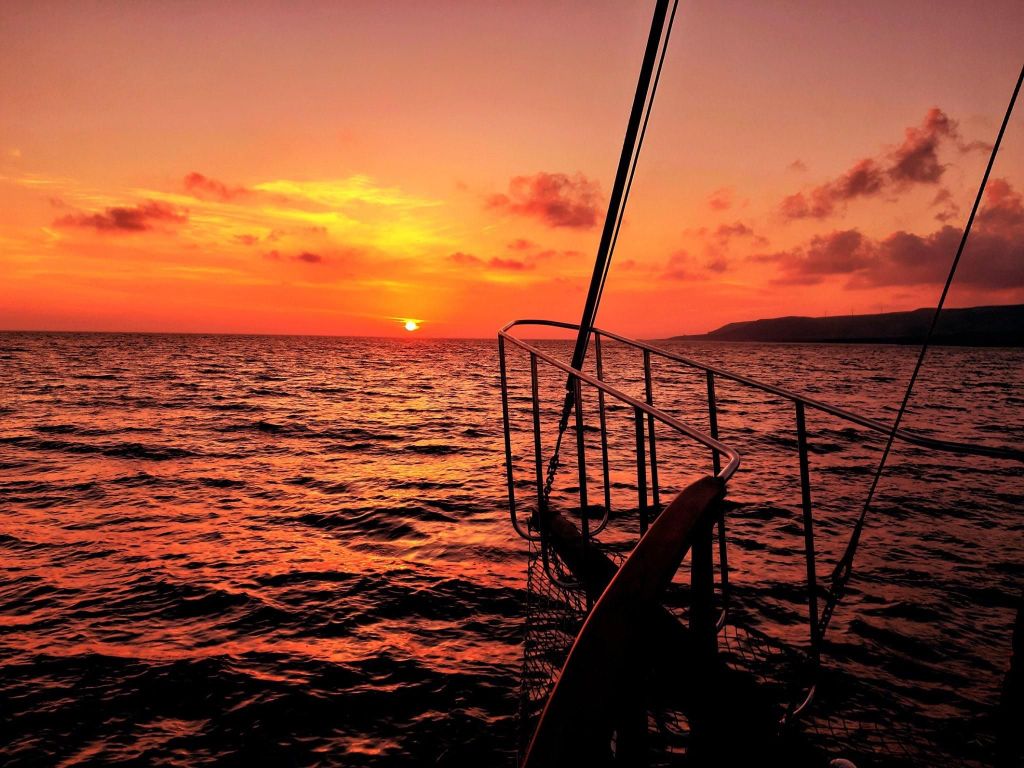 Argostoli: Sunset Cruise mit Badestopps, Abendessen und Wein