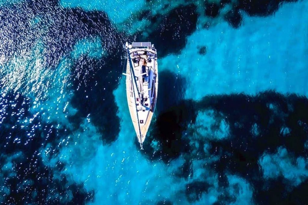 Santorini Sailsational: Die ultimative Caldera-Sonnenuntergangs-Kreuzfahrt