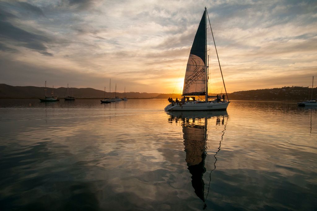 Knysna Sunset Sailing Cruise mit Light Dinner und Wein