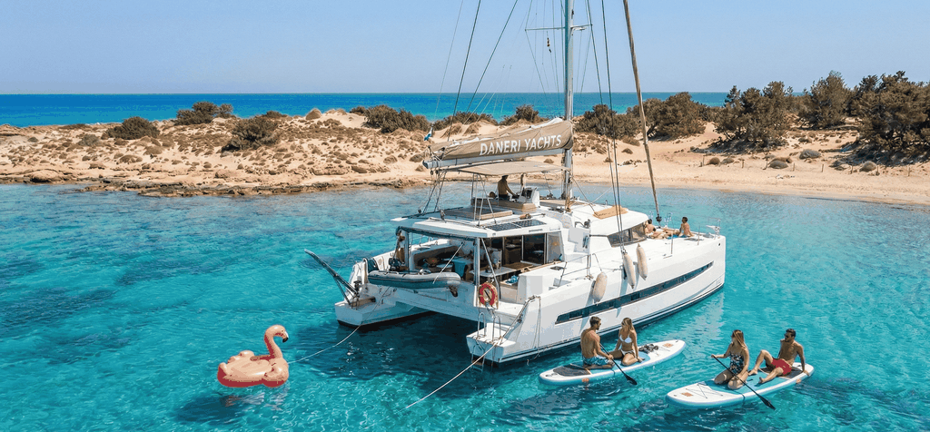 Chrissi: Nachmittags-Katamaranfahrt – Abendessen, Getränke & Sonnenuntergang