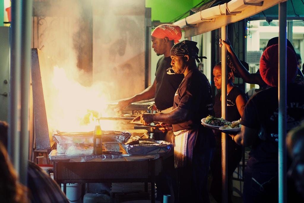 Bridgetown: Oistins-Reservierung mit Getränk & Rücktransfer