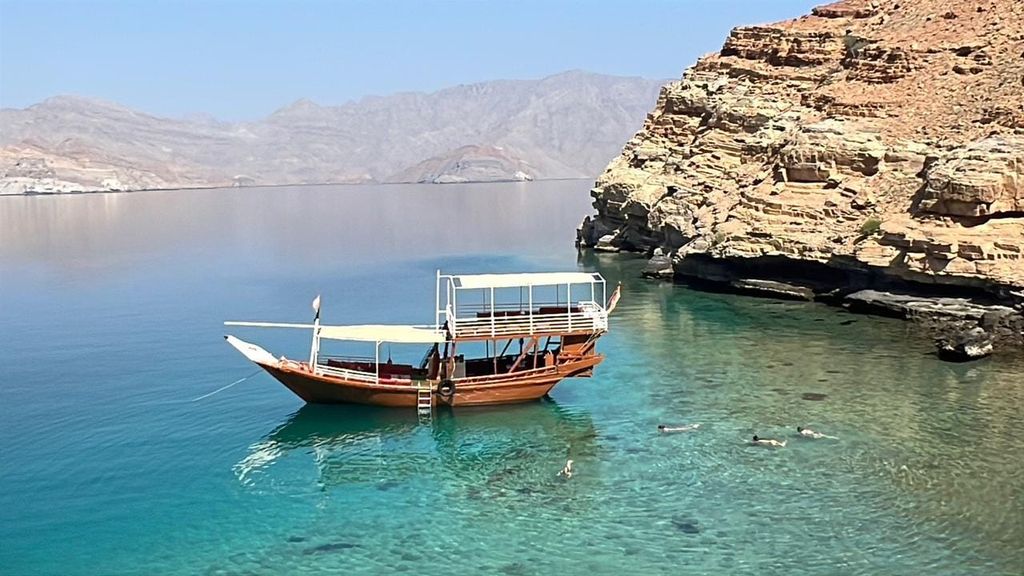 Entdecke Musandam: Ganztägige Bootsfahrt mit Mittagessen und Schnorcheln