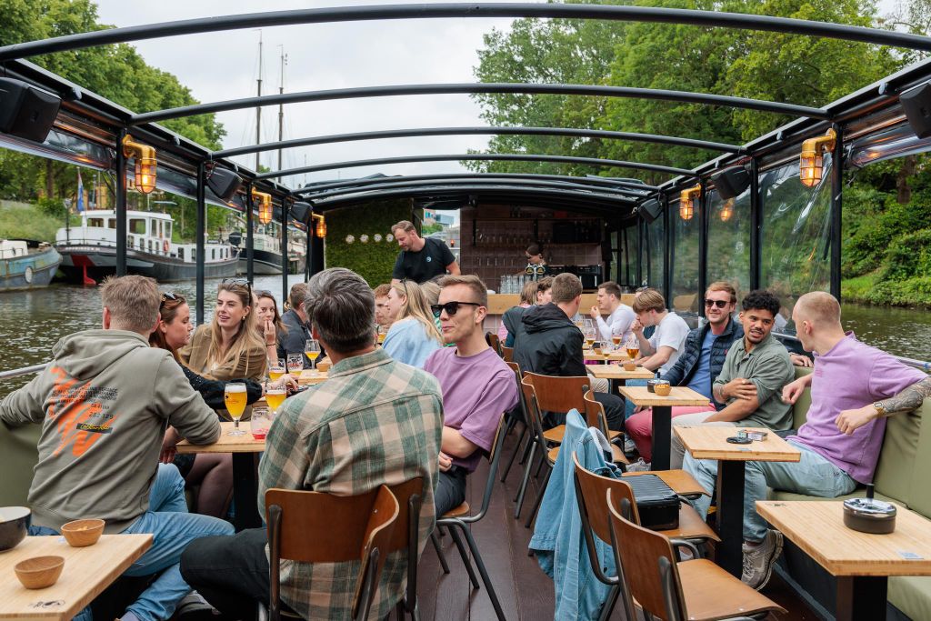 Groningen: Terrassenboot-Erlebnis mit einer gemütlichen Bar