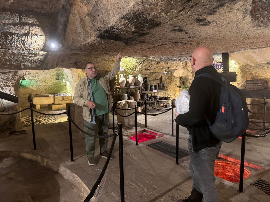 Tour durch eine unterirdische Ölmühle in Gallipoli mit Lebensmittelverkostung