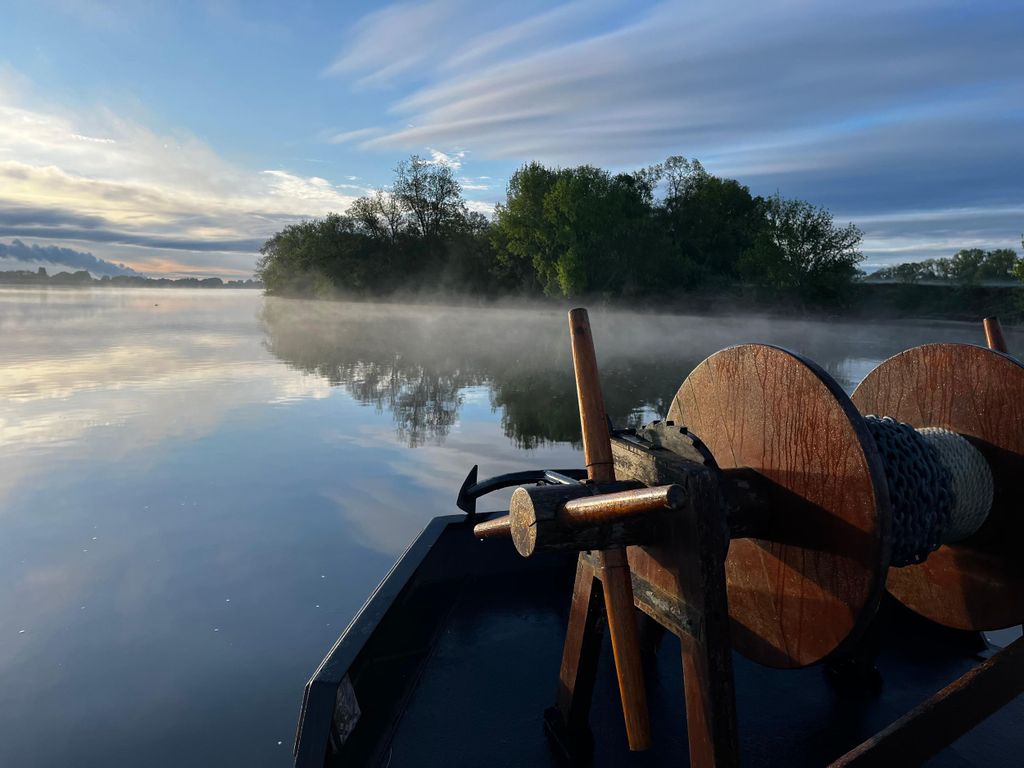 Kreuzfahrt auf der Loire bei Sonnenaufgang in Saumur