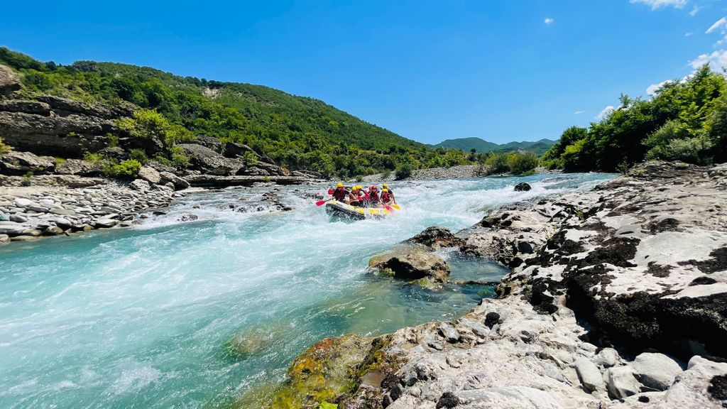 Vjosa-Fluss: Öko-Rafting bei Sonnenuntergang & Schwimmen im versteckten Canyon