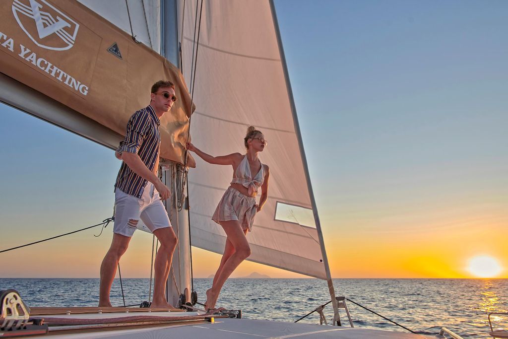 Santorini Gold Katamaran-Kreuzfahrt mit Schnorcheln, BBQ und offener Bar