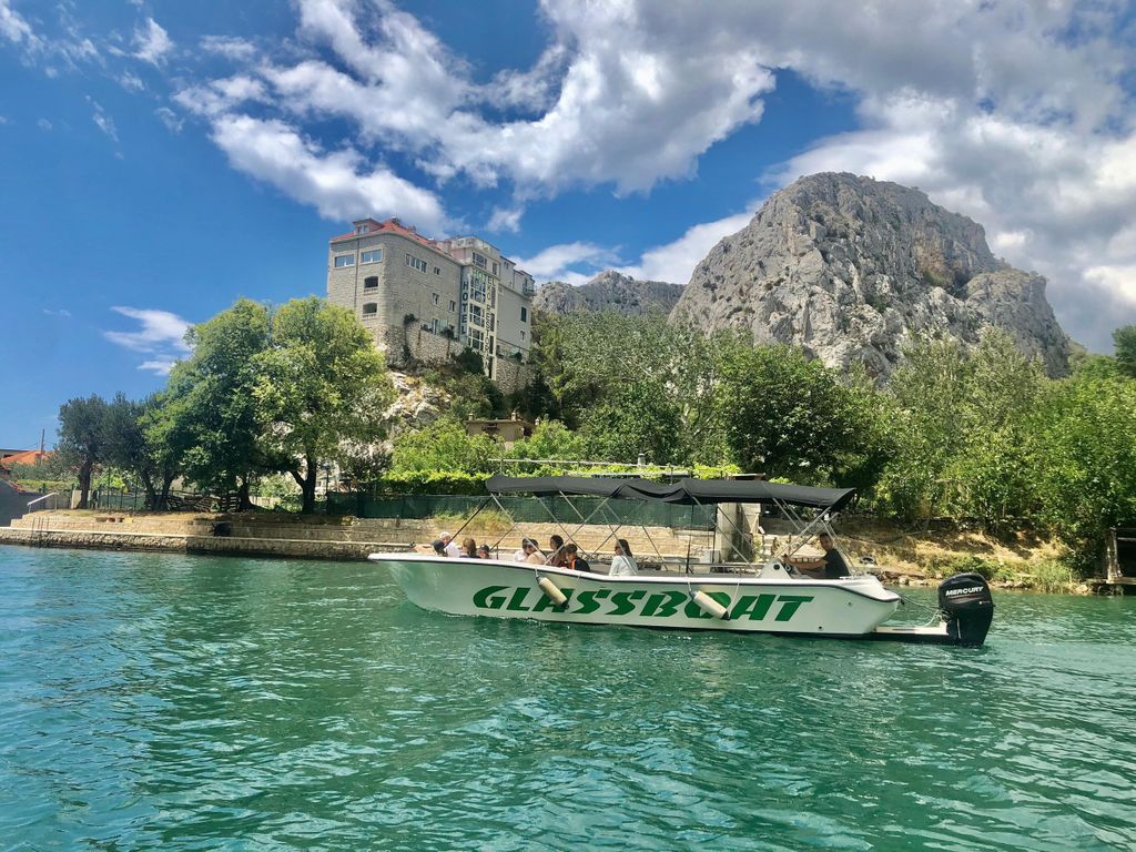 Omiš: 2-stündige Fahrt mit dem Glasboot auf dem Fluss Cetina und Besuch des Biergartens