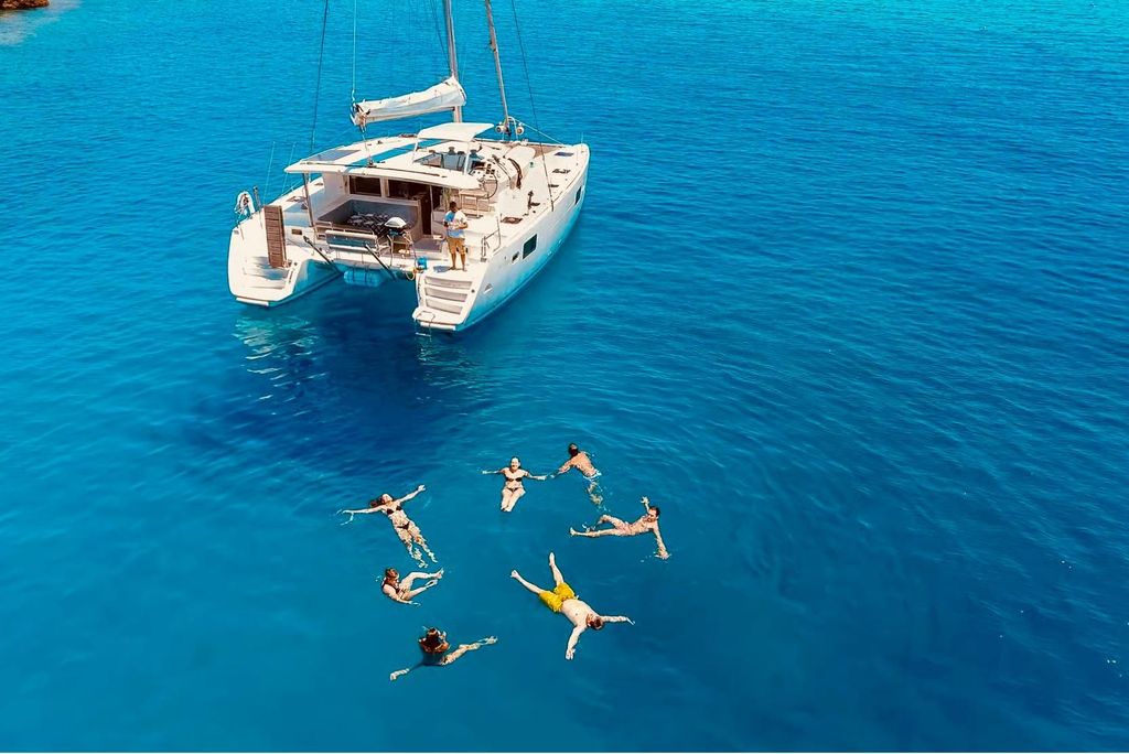 Rhodos: Premium-Katamaran-Tour mit Getränken und 3 Badestopps