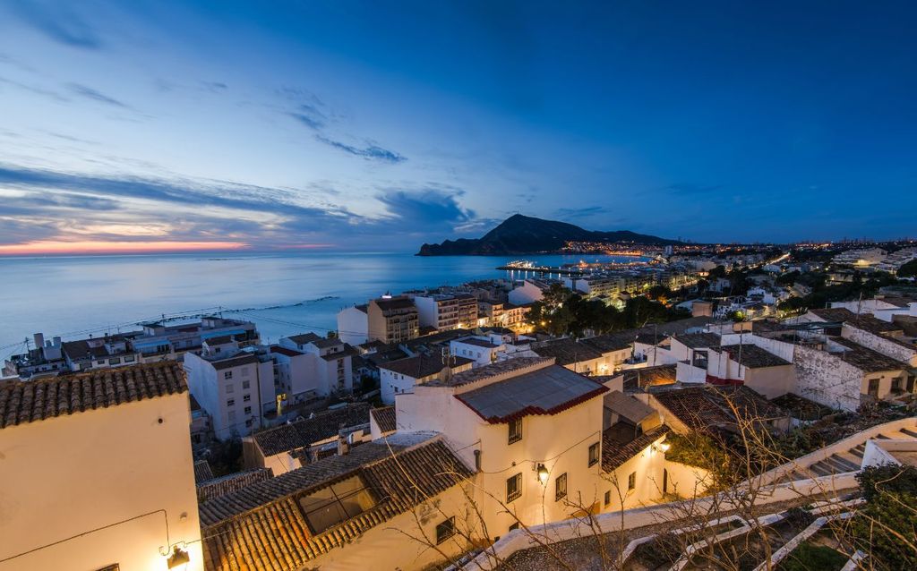 Altea – Vom arabischen Alṭāya zum weißen Juwel der Costa Blanca