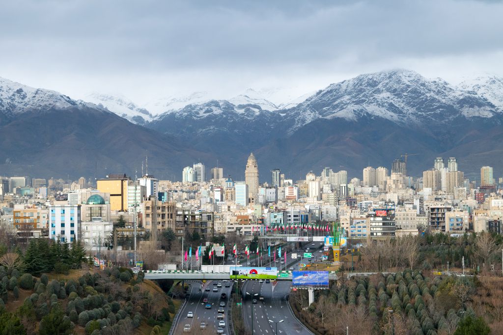 Teheran vor schneebedeckten Bergen