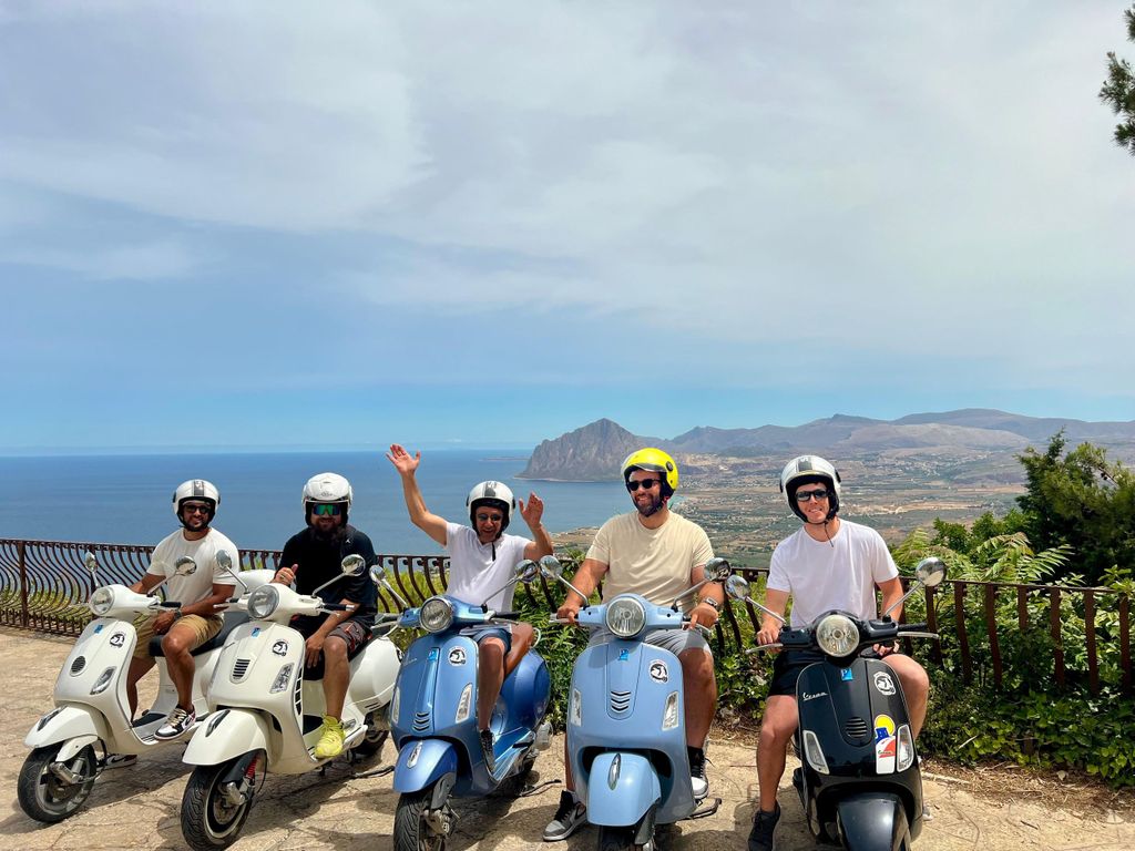 Vespa-Tour im mittelalterlichen Dorf Erice (Trapani)