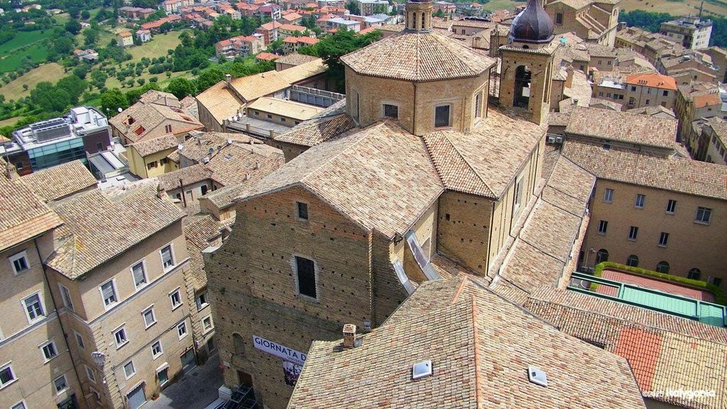 Macerata: Privater Rundgang durch Geschichte & Musik + Aperitif