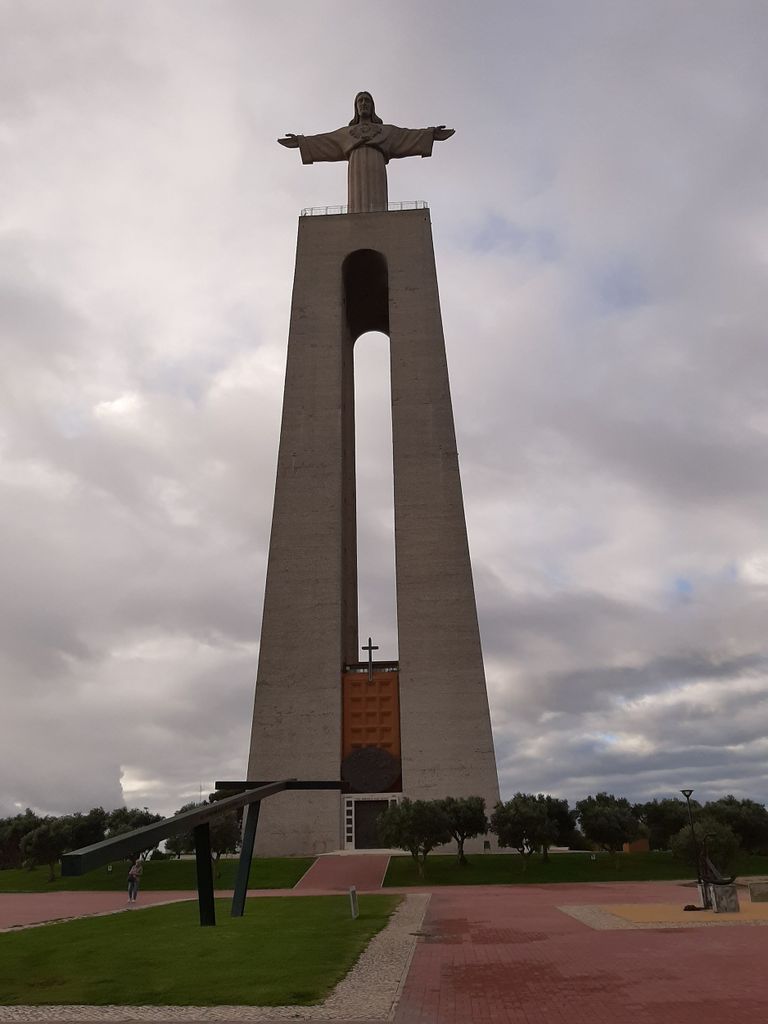 Lissabon: Private Tuk Tuk Tour Christ the King & Abril Bridge