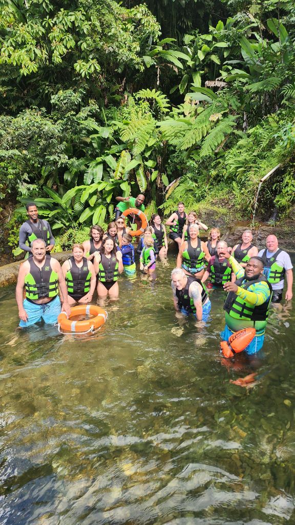 Roseau: Titou-Schlucht, Heiße Quelle, Wasserfälle und Champagner-Riff Tour