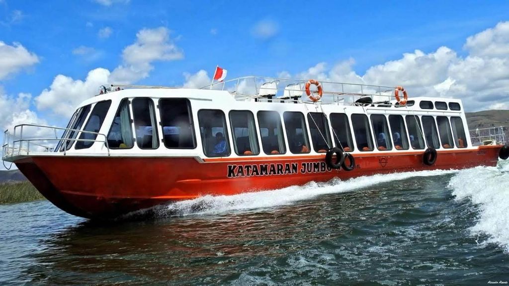 Puno: Ganztägige Tour zu den Inseln Uros und Taquile mit dem VIP-Panoramakatamaran