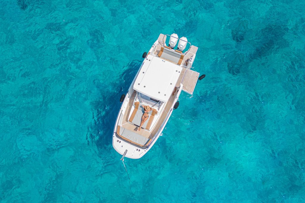 Cagliari: Luxuriöse Motorboottour mit 3 Badestopps und Wein