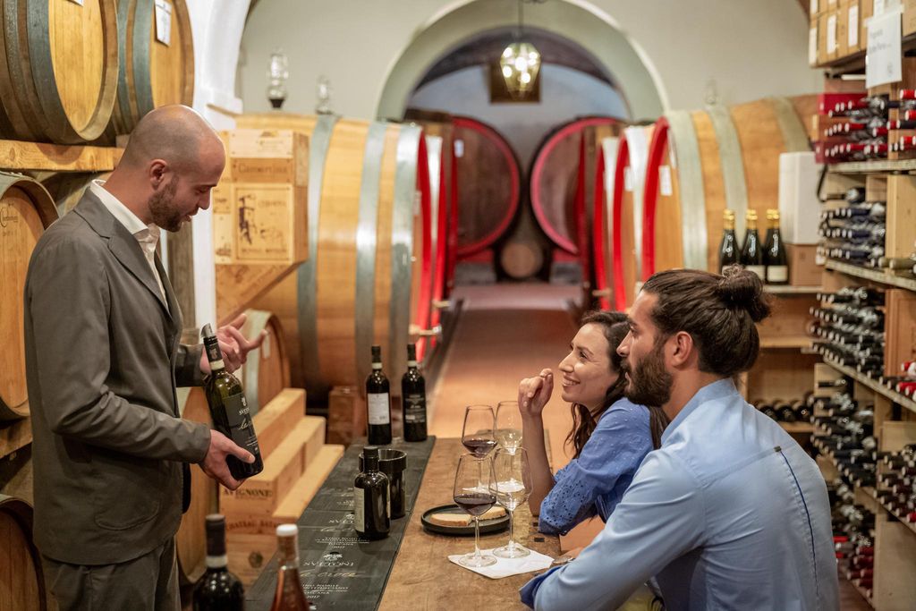 Montepulciano: Geführte Weinkellertour mit Verkostung und Aperitifs