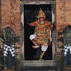 Tänzer vor dem Agung Rai Museum