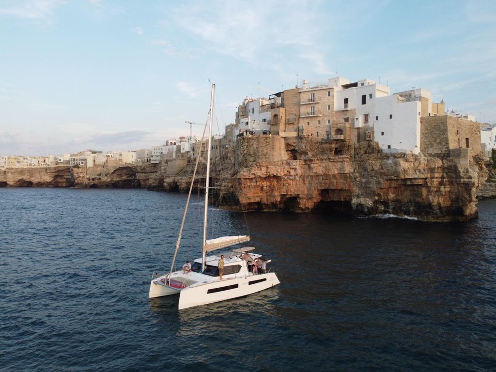 Polignano a Mare: Katamaran-Tour mit Aperitif und lokalem Essen