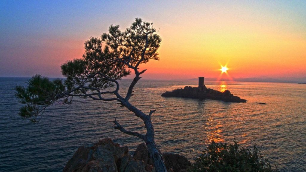 Saint-Raphaël: Katamaranfahrt bei Sonnenuntergang, Schnorcheln, Unterwasserscooter & Aperitif