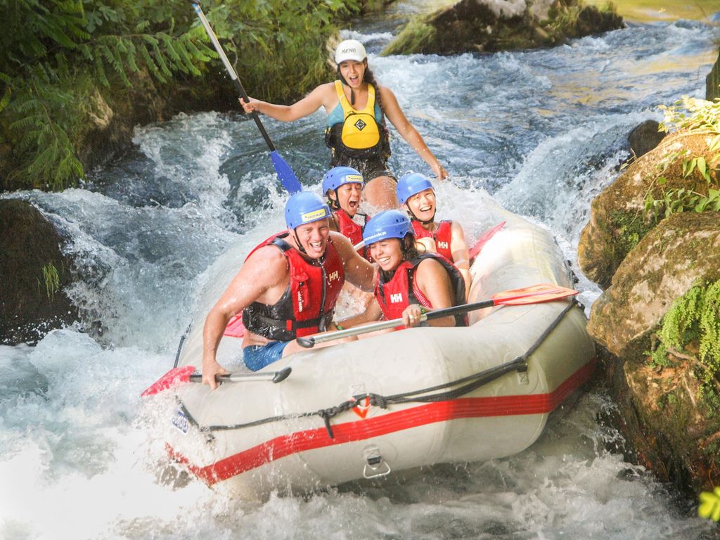 Split: Rafting auf dem Fluss Cetina mit Klippenspringen und Höhlentour
