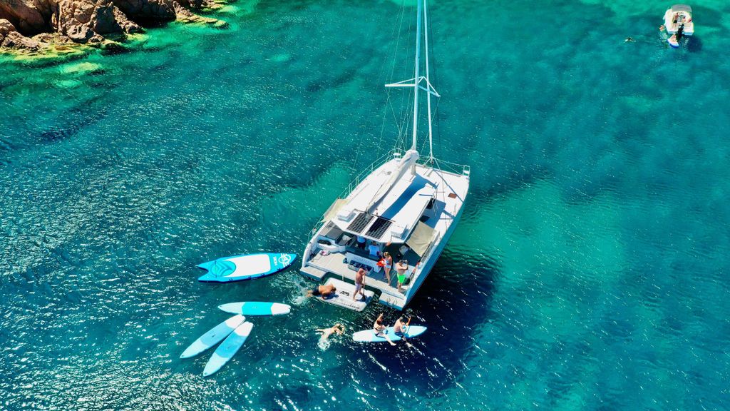 Marseille: Calanques Katamaran Tour & Standup Paddle