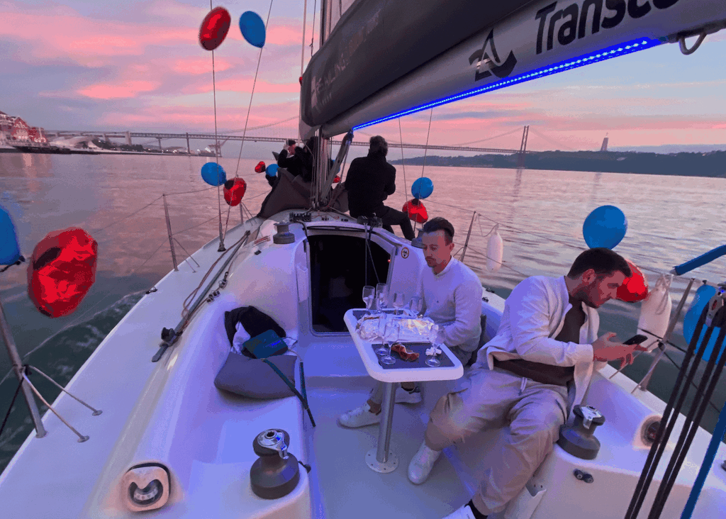 Lissabon: Segelboottour mit ortskundigem Guide und Open Bar Grüner Wein