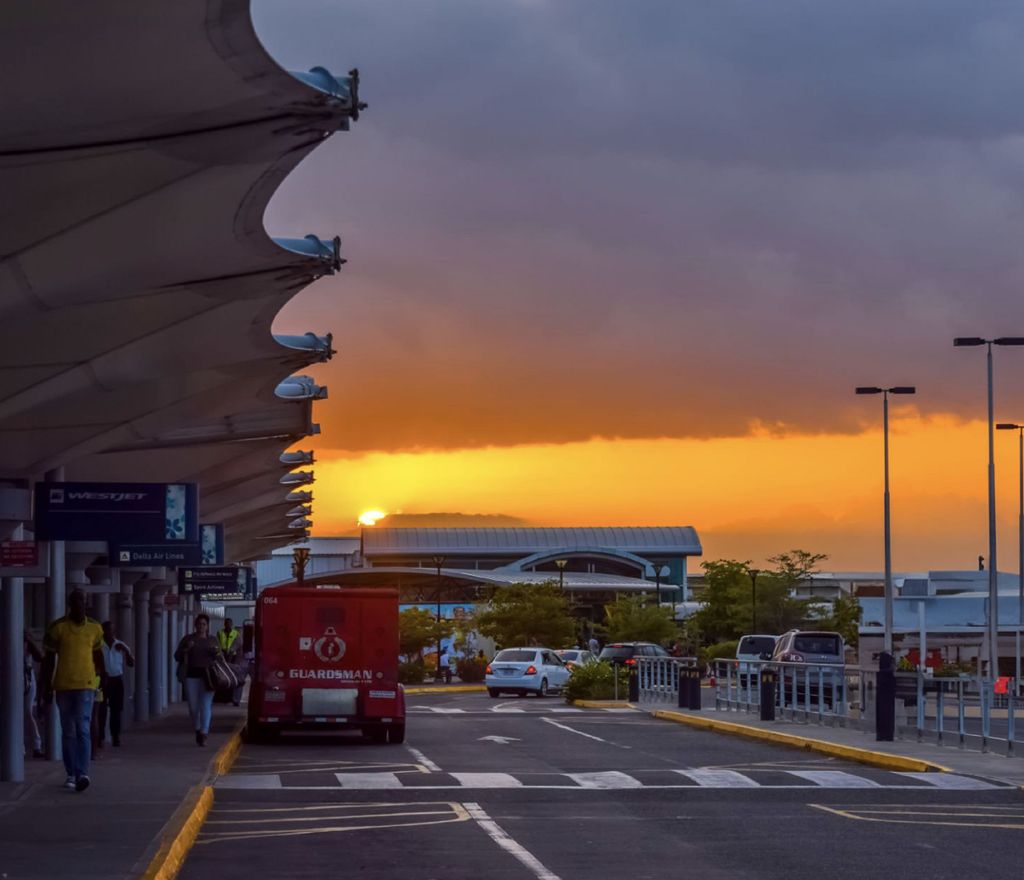 Von Kingston: Einfacher Flughafentransfer zum Flughafen Kingston