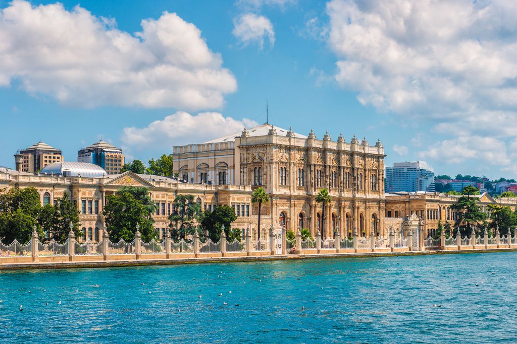 Dolmabahçe-Palast am Ufer des Bosporus
