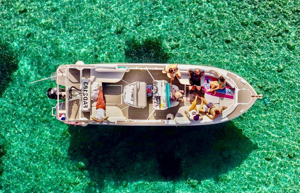 Von Marseille: Legendäre Bootstour durch die Calanques mit Schwimmen