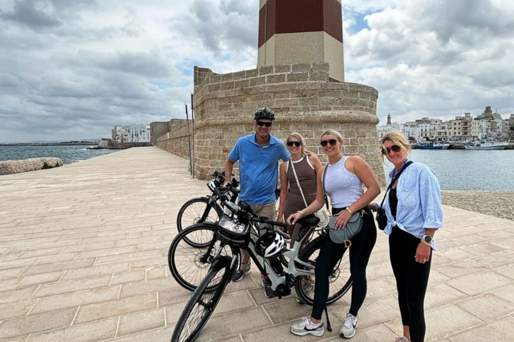 Monopoli: E-Bike Tour mit Sandwich und Wein